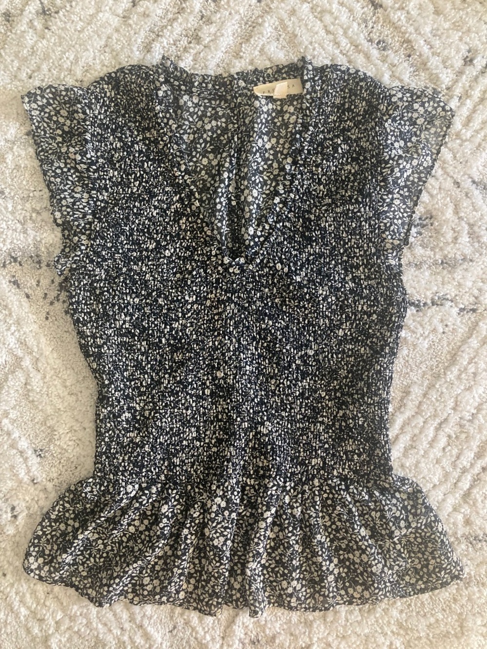 New promesa black cream floral v neck smocked ruffle  top s
